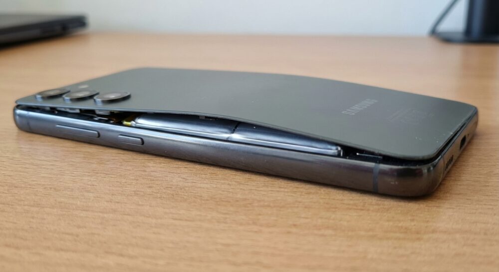 背面が浮いていたら要注意:バッテリー膨張の見分け方とリスク のイメージ